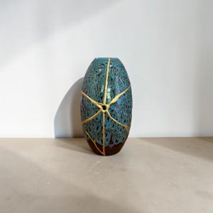 Jarrón Kintsugi / Esmalte jaspeado en tonos verde azulado y marrón / Reparación artística en oro / Decoración del hogar Wabi Sabi / Jarrón de cerámica hecho a mano / Arte japonés / Regalo único