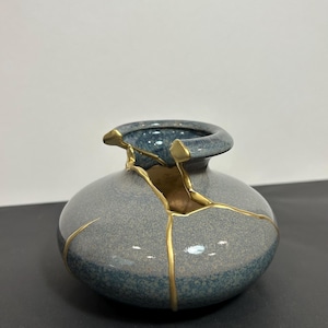 Kintsugi Vase, Broken Pottery, Japanese Art, Wabi Sabi Home Decor, Japandi Art, Golden Repair