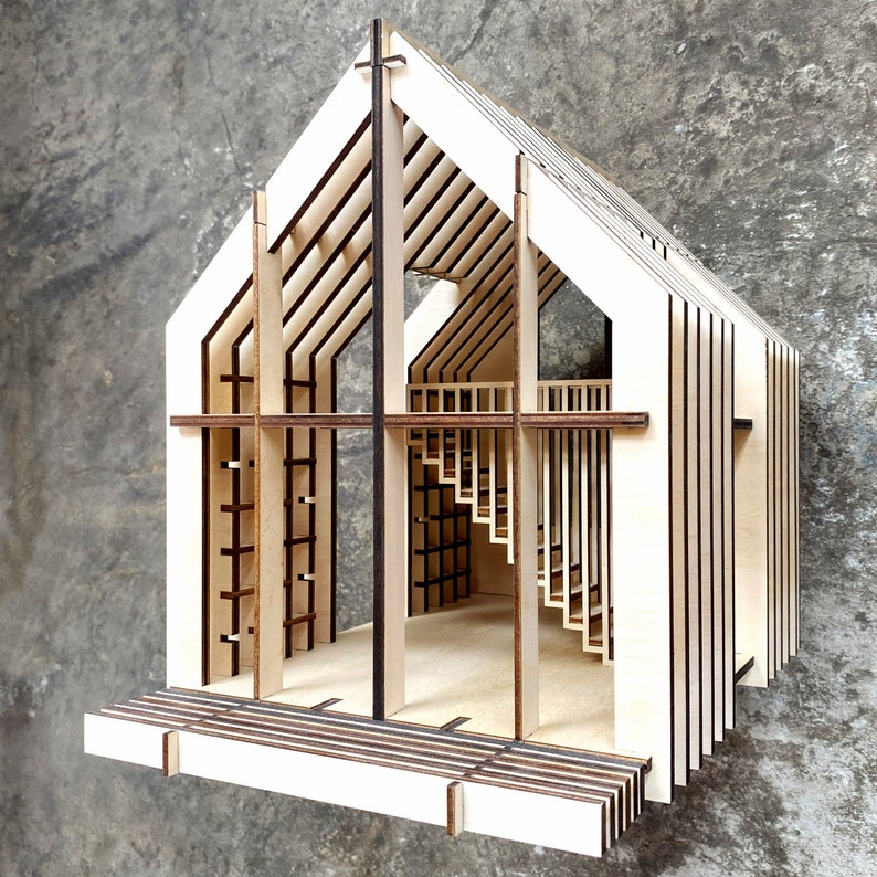 Puede incluir: Un modelo de madera de una iglesia con una cruz en el techo. El modelo est&aacute; hecho de madera cortada con l&aacute;ser y tiene un interior detallado con una escalera y un balc&oacute;n.