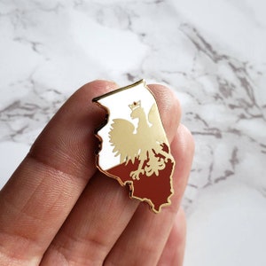Puede incluir: Pin de esmalte dorado con forma del contorno de Polonia con fondo blanco y un águila roja y blanca en el centro.