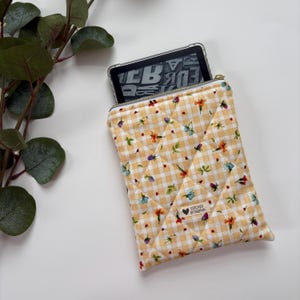 CUSTOM ORDER - Quilted Kobo Libra Colour Sleeve Zipper E-reader Pouch Case Gingham flowers
