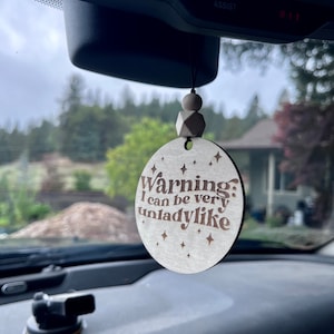 Achteruitkijkspiegelaccessoires - Zeer onladylike - Onafgewerkt hout en houten kralen - Auto-accessoires - Autocharme - Boho