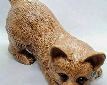Figurina in ceramica raffigurante un gattino gatto tigrato marrone giocoso