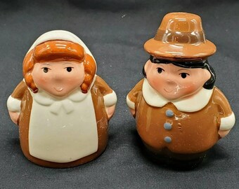 Festive Pilgrim Couple Salt and Pepper Shakers Set Ceramic Fall Thanksgiving 