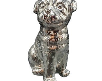 Statua di un carlino seduto in ceramica con finitura argento