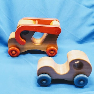 Camión de remolque de madera dura hecho a mano y coche con errores