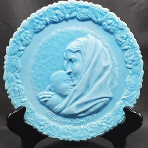 Fenton Glass Collector&#39;s Mother&#39;s Day Madonna with Sleeping Child Commerative Plate 1971