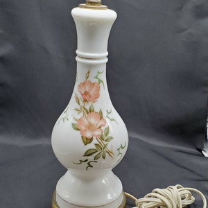 Vintage Mid Century Milk Glass Mesa Lámpara de noche Pintada a mano Florales Base de latón