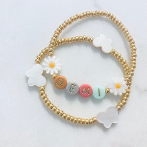 Pulsera con nombre personalizado para niñas, pila de pulseras con mariposas y margaritas bohemias para niños pequeños y niñas