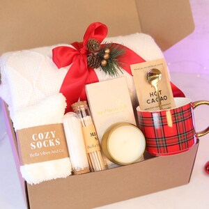 Regalo de cumpleaños para ella. Regalo de estilo acogedor. Paquete de cuidados para mujer. Regalos de decoración navideña. Red Plaid Mug Box