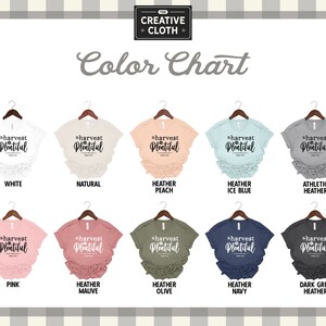 K&ouml;nnte beinhalten: Farbkarte mit 10 verschiedenen T-Shirt-Farben, auf denen jeweils der Text "*harvest plentiful" aufgedruckt ist. Die Farben sind Wei&szlig;, Natur, Pfirsich, Heather Ice Blue, Athletic Heather, Pink, Heather Mauve, Olive, Heather Navy und Dunkelgrau Heather.
