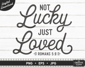 Może przedstawiać: Czarno-biały projekt typograficzny z tekstem "Not Lucky Just Loved" i "Rzymian 5:8" na białym drewnianym tle.