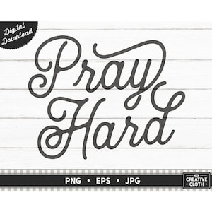 Op de afbeelding: Een digitale downloadafbeelding met de woorden "Pray Hard" in een donkergrijze, cursieve lettertype. De tekst staat tegen een witte achtergrond met houteffect. De afbeelding bevat bestandsinfo: PNG, EPS en JPG.
