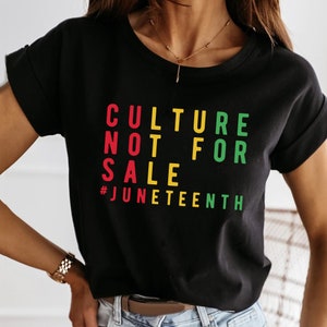 Puede incluir: Camiseta negra con el texto "CULTURE NOT FOR SALE #JUNETEENTH" en rojo, amarillo y verde.