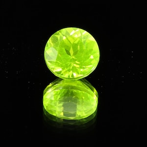 High Luminescence LUAG Lutetium Aluminum Garnet Gems Laser Crystal 1.2CT 5*5*3.5MM Fluorescent Lab Synthesis of Loose stones