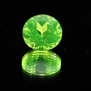 High Luminescence LUAG Lutetium Aluminum Garnet Gems Laser Crystal 4.1CT 7.9*7.9*4.9MM Fluorescent Lab Synthesis of Loose stones