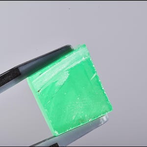 Czochralski - V:YAG Green Facet Rough Manmade Crystal Cutting Gems Lab Stone Lab Gemstones Laser Crystal 6.01g-14.2*12*10.7MM