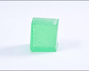 Czochralski - V:YAG groen facet ruw kunstmatig kristal snijden edelstenen lab steen lab edelstenen laserkristal 4,57 g-12,2 x 11,3 x 8,6 mm