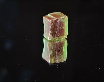 Czochralski - Space Laser Christmas Garnet, Cr (3+) Lab fluorescerend kristal om te verzamelen 3,21 g-10,9 * 9,4 * 7,1 mm