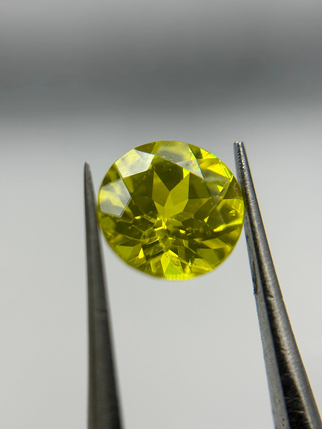 Czochralski GAGG Manmade Crystal Gems Cerium Fluorescent Lab Stone 1.5CT 663.6MM