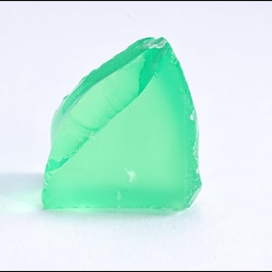 Czochralski - V:YAG Green Facet Rough Manmade Crystal Cutting Gems Lab Stone Lab Gemstones Laser Crystal 16.42g-23.1*21.2*12MM