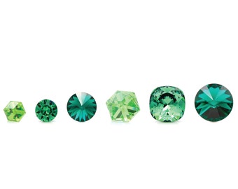 Puede incluir: Una fila de seis piedras preciosas de vidrio verde de diferentes formas y tamaños. Las piedras preciosas están dispuestas de la más pequeña a la más grande.