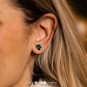 8 mm smaragd Swarovski-kristallen hartoorbellen | Mini hartstekers | Geboortesteenoorbellen mei | Hypoallergene oorbellen | Groene hartoorbellen