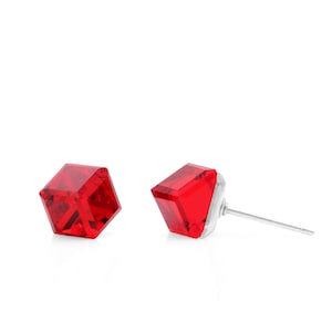 Könnte beinhalten: Ein Paar rote, facettierte Ohrstecker. Jeder Ohrring hat ein geometrisches, edelsteinartiges Design mit einem silbernen Stift. Die Ohrringe sind vor einem weißen Hintergrund platziert.