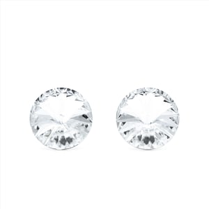 Pode incluir: Dois strass de cristal transparente com um design facetado.