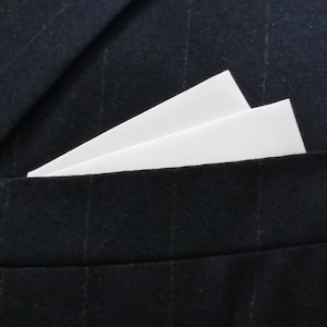 Lenço de bolso branco pré-dobrado com 2 pontas estilo asa - basta colocar no bolso