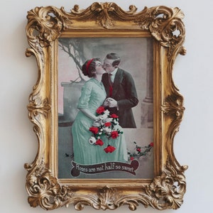1910er Jahre Romantik Postkarte | Rosen sind nicht halb so süß | Süßes Paar küsst sich unter bunten Blumen | Digitaler Download