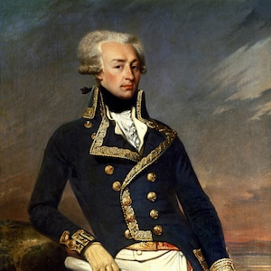 以下が含まれることがあります： 金色の縁取りとボタンが付いた紺色の軍服を着た男性の肖像画。彼は左手に巻かれた書類、右手に帽子を持っている。背景は曇り空である。