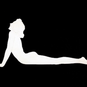 以下が含まれることがあります： ヨガのポーズをとっている人の白いシルエット。お腹に寝転がって、腕を伸ばし、頭を後ろに傾けている。