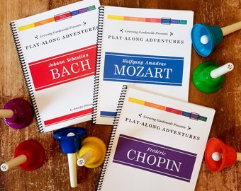 Può includere: Tre libri rilegati a spirale con copertine colorate intitolati "Play-Along Adventures" con i compositori Bach, Mozart e Chopin. I libri sono accompagnati da campanelle colorate.
