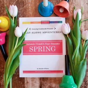 Puede incluir: Un folleto de papel blanco con el título "Growing Gardenside Presents Play-Along Adventures Antonio Vivaldi's Four Seasons Spring by Jennifer O'Gwin The Masterwork Collection". El folleto está rodeado de tulipanes blancos y cascabeles coloridos.