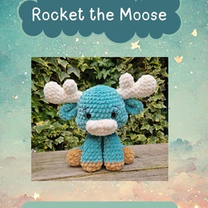 Pu&ograve; includere: Un giocattolo di alce blu all'uncinetto con corna bianche e un naso bianco. Il giocattolo &egrave; seduto su una superficie di legno. Il testo "Rocket the Moose" &egrave; scritto in una forma di nuvola sopra il giocattolo.