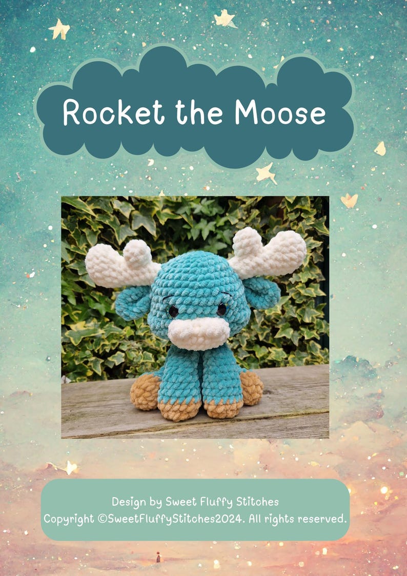 Pu&ograve; includere: Un giocattolo di alce blu all'uncinetto con corna bianche e un naso bianco. Il giocattolo &egrave; seduto su una superficie di legno. Il testo "Rocket the Moose" &egrave; scritto in una forma di nuvola sopra il giocattolo.