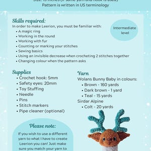 Op de afbeelding: Haakpatroon instructies voor het maken van een bruin en turquoise rendier amigurumi speelgoed. Het patroon bevat een lijst met benodigde materialen, waaronder garen, haaknaald, veiligheidso ogen en vulling. Het patroon is geschreven in Amerikaanse terminologie en geschikt voor gevorderde haaksters.