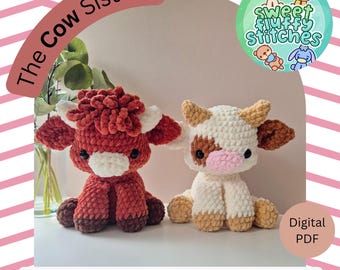 Könnte beinhalten: Zwei gehäkelte Kuscheltier-Kühe. Die linke Kuh ist dunkelrot mit zotteligem Kopf, weißem Maul und dunkelbraunen Hufen. Die rechte Kuh ist weiß mit braunen Flecken, rosa Maul und beigen Hörnern. Text: The Cow Sisters, Digital PDF, Crochet Patterns by SweetFluffyStitches.