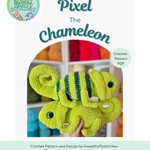 Puede incluir: Un juguete de camaleón de ganchillo verde lima con la espalda a rayas, acostado sobre otro. La imagen incluye el texto "Pixel The Chameleon" y "Crochet Pattern PDF". Un logotipo de Sweet Stitches está en la esquina superior izquierda.