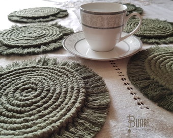 Ensemble de sous-verres en macramé kaki : décoration d'intérieur bohème faite main