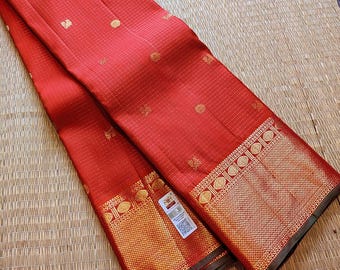 Sari de seda rojo puro Kanjivaram en telar manual con Zari dorado de 1 g