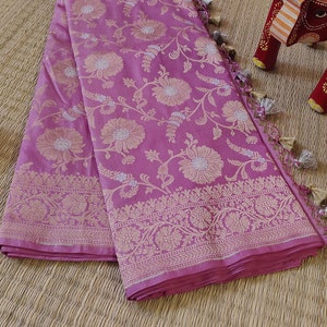 Zwiebel Rosa Reine Banarasi Katan Seide Blumen Jaal Saree