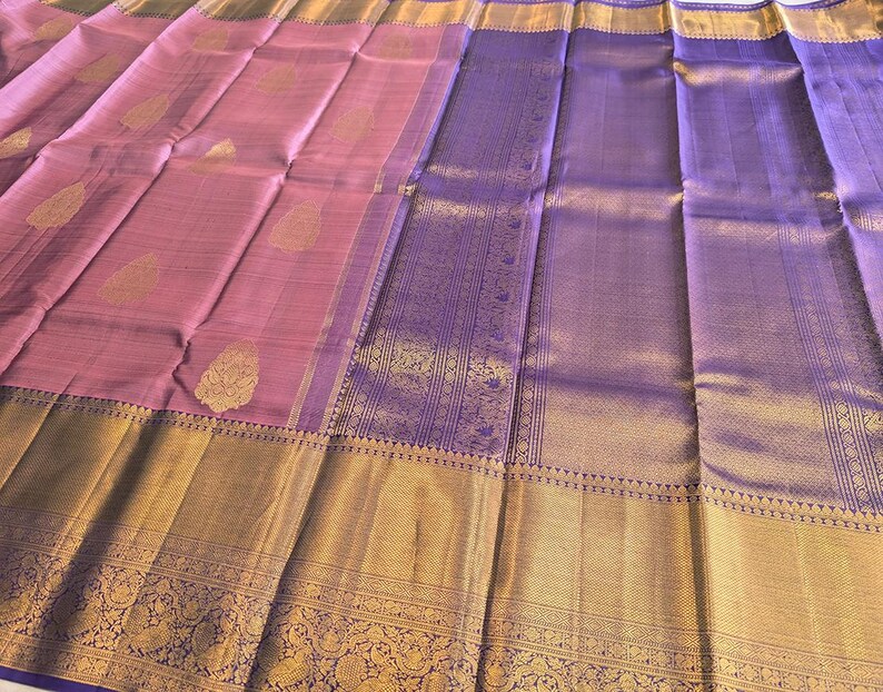 Pallu view showing kanjivaram pallu with rich gold zari weaving