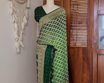 Sari Banarasi Bandhani Khaddi Georgette con sombra verde