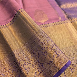 Border detail of mauve kanjivaram saree with gold zari border