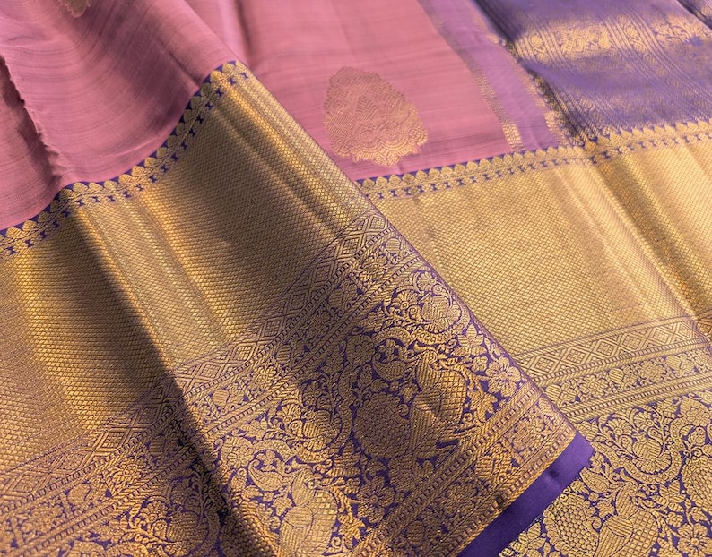 Border detail of mauve kanjivaram saree with gold zari border