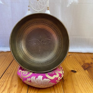 7.5 inches Diameter Eyes of Buddha carved singing bowl-Handmade singing bowl from Nepal-Best for meditation,yoga,Balancing chakra-Mantra