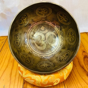 6.5 inches Diameter Om engraved Himalayan blessed singing bowl for chakra Healing-Tibetan singing bowl-singing bowl for Peace, love , Happy