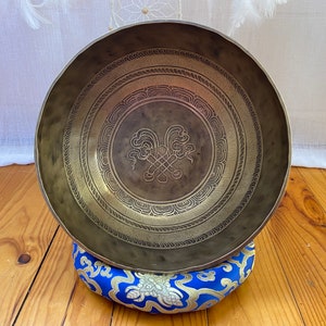 12 inches Diameter Mantra carved Master Healing Himalayan singing bowl from Nepal-Chakra healing Meditation singing bowl-handmade-Chakra